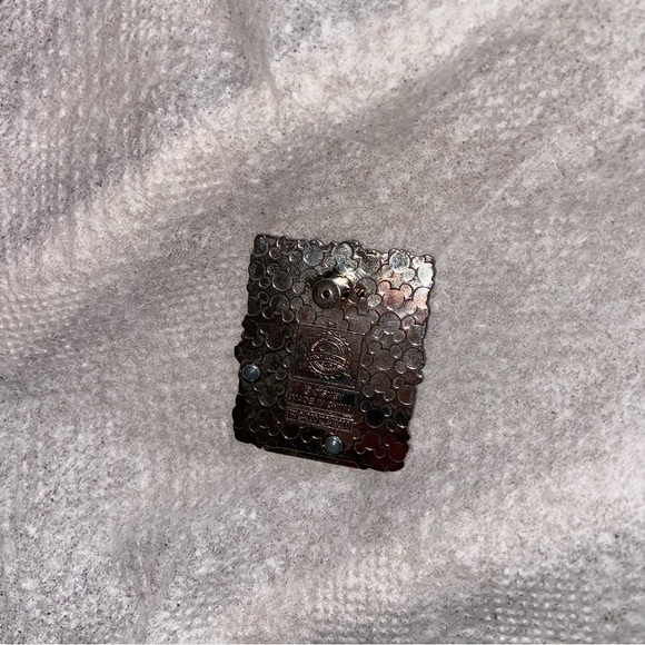 Frozen Elsa and Anna find your journey Disney pin - Picture 4 of 4